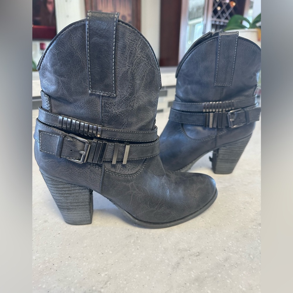 Very Volatile Los Angeles Gray Cowgirl Ankle Boots size 6.5